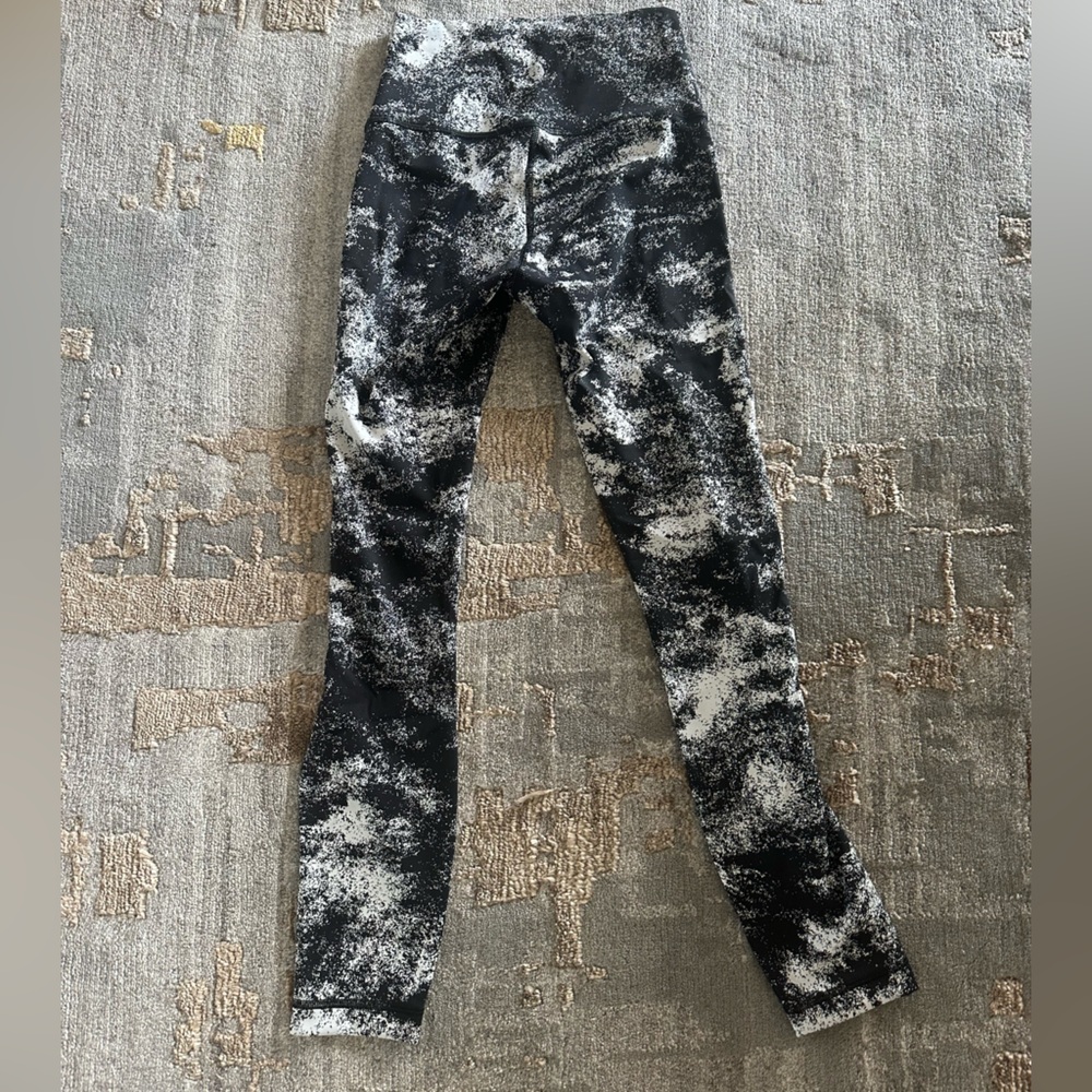 EUC Lululemon Wunder Under High-rise Aerify Jacquard Black Alpine White 25" - Picture 5 of 8